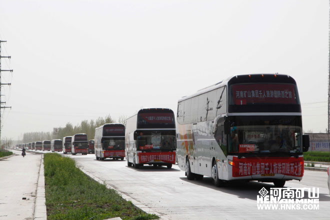 行進(jìn)中的車(chē)隊(duì)，浩浩蕩蕩，蔚為壯觀.jpg